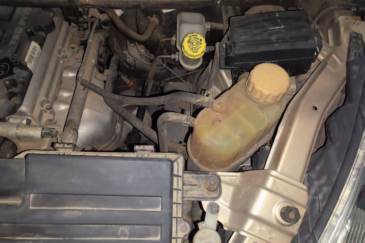 Used Wuling Rongguang V 2016 1.5L Standard Version Engine Bay Left