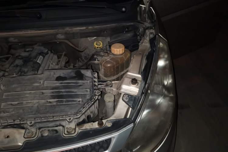 Used Wuling Rongguang V 2016 1.5L Practical Version Engine Bay Left