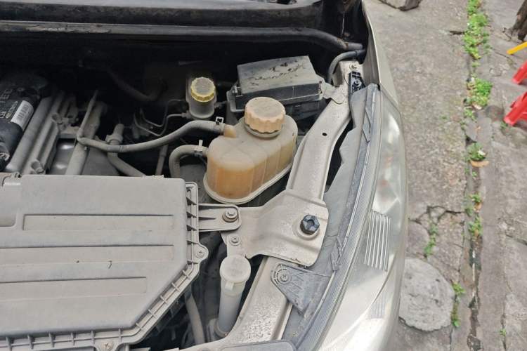 Used Wuling Rongguang V 2016 1.5L Standard Version Engine Bay Left