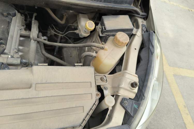 Used Wuling Rongguang V 2016 1.5L Standard Version Engine Bay Left
