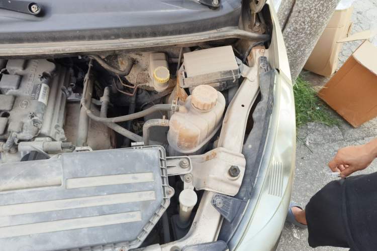 Used Wuling Rongguang V 2016 1.5L Standard Version Engine Bay Left