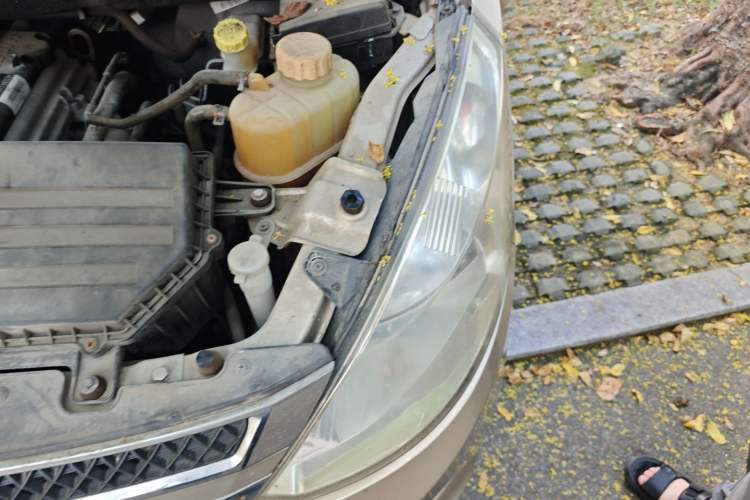 Used Wuling Rongguang V 2016 1.5L Standard Version Engine Bay Left