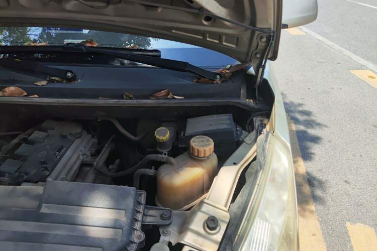 Used Wuling Rongguang V 2016 1.5L Practical Version Non-Power-Assisted Engine Bay Left