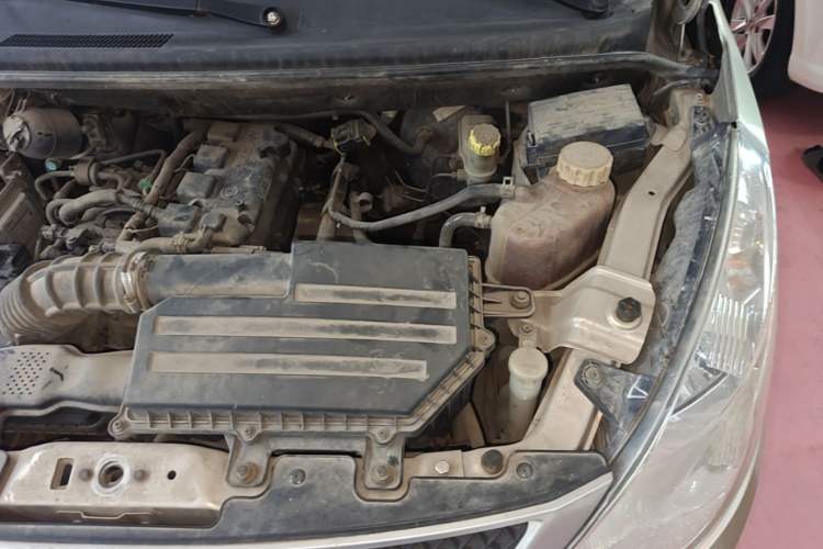 Used Wuling Rongguang V 2016 1.5L Practical Version Engine Bay Left