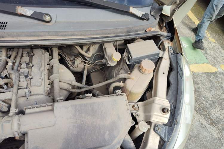 Used Wuling Rongguang V 2016 1.2L Practical Version Engine Bay Left