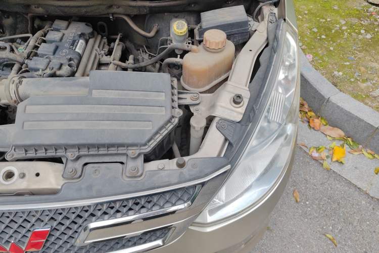 Used Wuling Rongguang V 2016 1.5L Standard Version Engine Bay Left