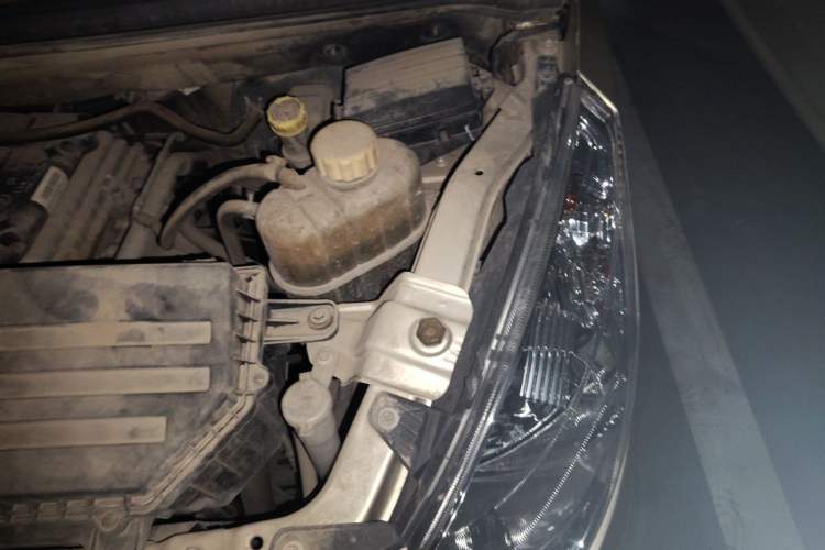 Used Wuling Rongguang V 2016 1.5L Standard Version Engine Bay Left