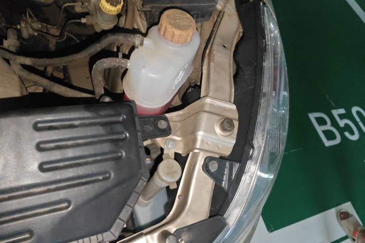 Used Wuling Rongguang V 2016 1.5L Standard Version Engine Bay Left