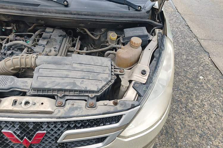 Used Wuling Rongguang V 2016 1.5L Practical Version Engine Bay Left