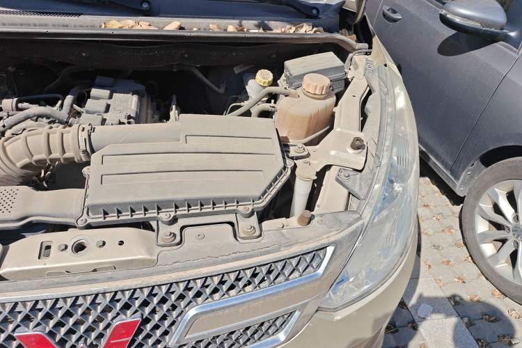 Used Wuling Rongguang V 2016 1.5L Standard Version Engine Bay Left