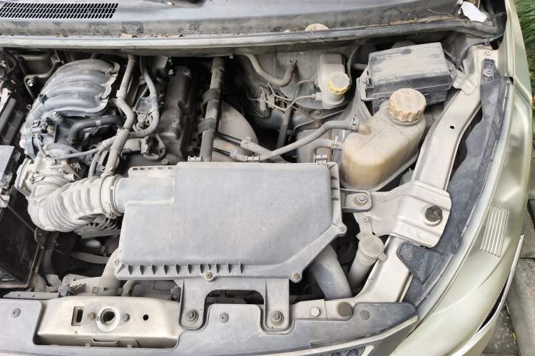 Used Wuling Rongguang V 2016 1.2L Standard Version Engine Bay Left