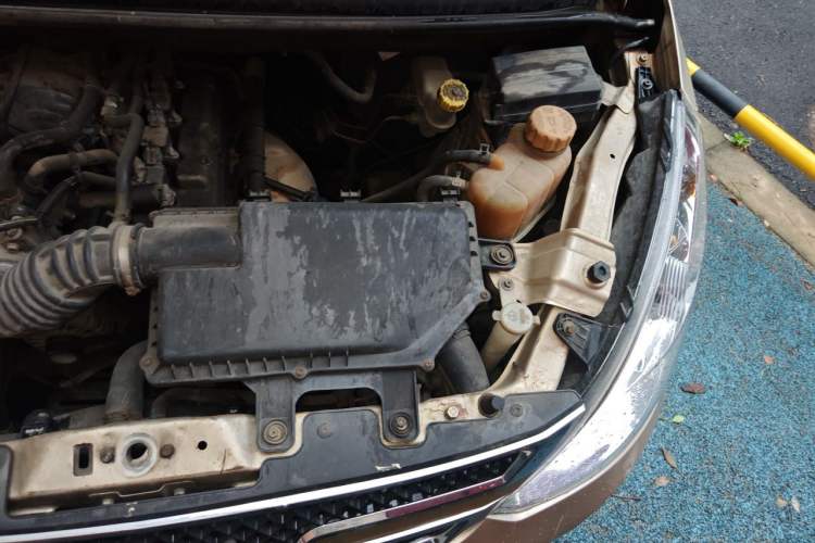 Used Wuling Rongguang V 2016 1.2L Standard Version Engine Bay Left