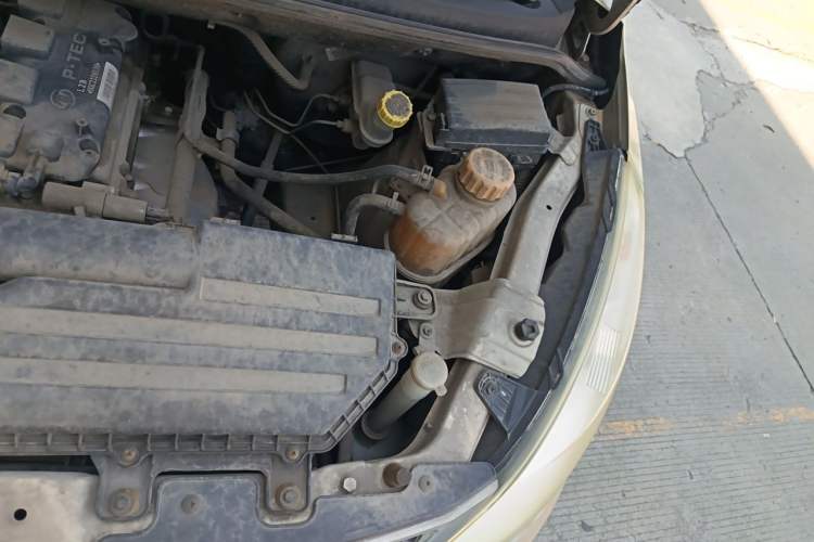 Used Wuling Rongguang V 2016 1.5L Practical Version Non-Power-Assisted Engine Bay Left
