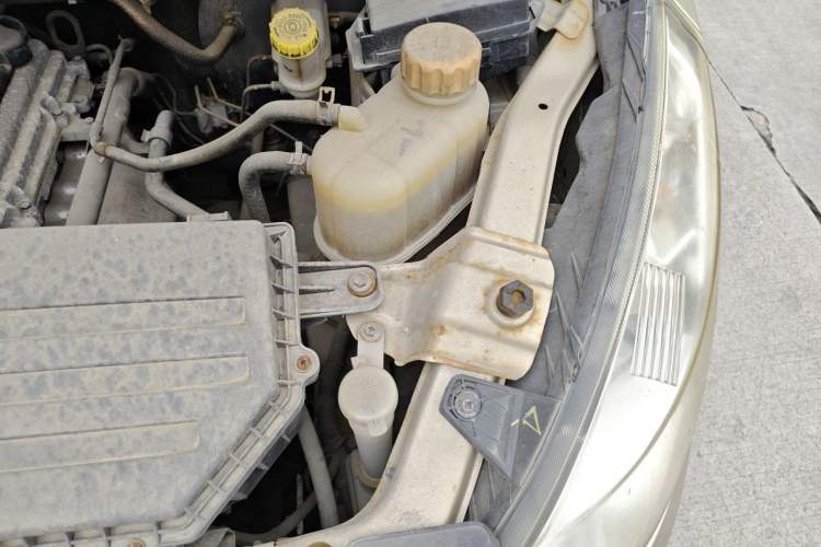 Used Wuling Rongguang V 2016 1.5L Standard Version Engine Bay Left