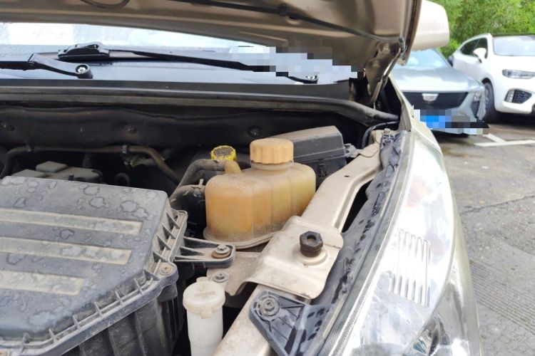 Used Wuling Rongguang V 2016 1.5L Standard Version Engine Bay Left