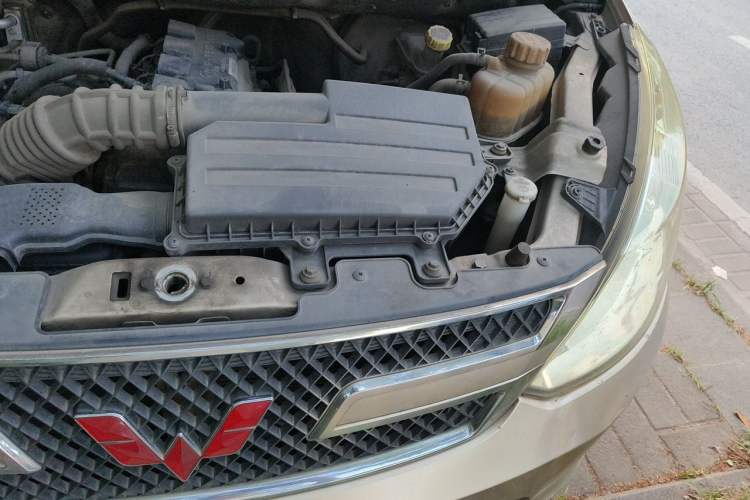 Used Wuling Rongguang V 2016 1.5L Standard Version Engine Bay Left