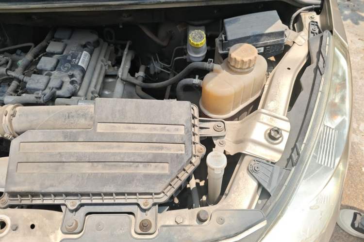 Used Wuling Rongguang V 2016 1.5L Standard Version Engine Bay Left