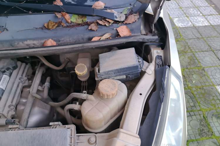 Used Wuling Rongguang V 2016 1.5L Standard Version Engine Bay Left