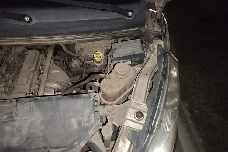 Used Wuling Rongguang V 2016 1.2L Practical Model Non-Power-Assisted Engine Bay Left