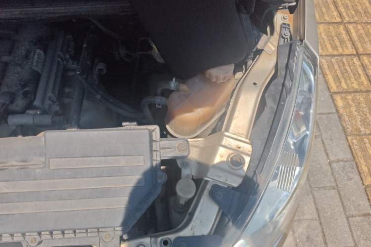 Used Wuling Rongguang V 2016 1.5L Standard Version Engine Bay Left
