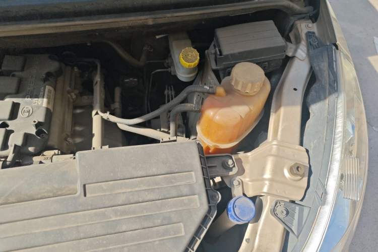 Used Wuling Rongguang V 2016 1.5L Standard Version Engine Bay Left