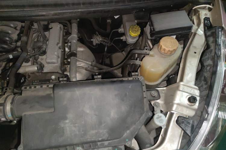 Used Wuling Rongguang V 2016 1.2L Practical Version Engine Bay Left