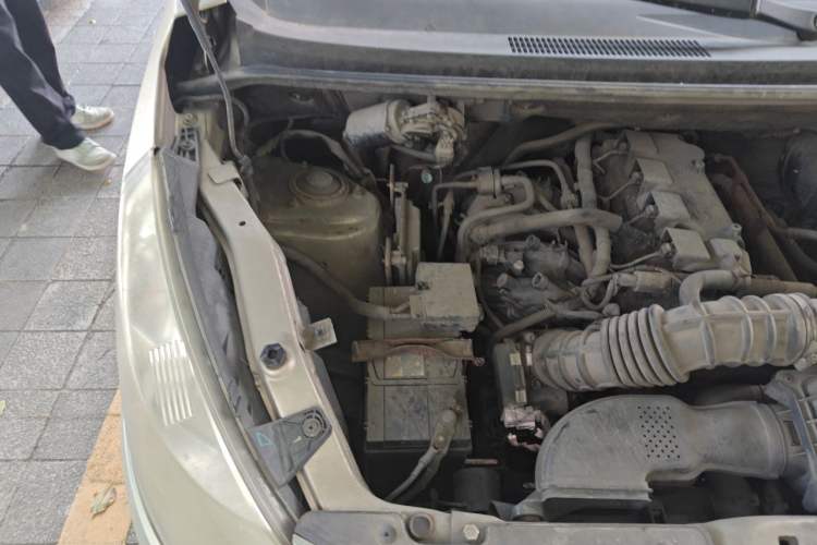 Used Wuling Rongguang V 2016 1.5L Standard Version Engine Bay Right