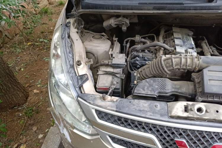 Used Wuling Rongguang V 2016 1.5L Practical Version Engine Bay Right