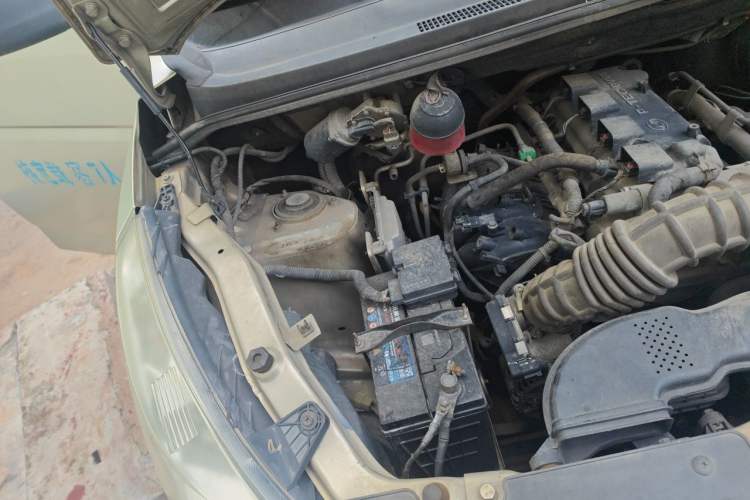 Used Wuling Rongguang V 2016 1.5L Practical Version Non-Power-Assisted Engine Bay Right