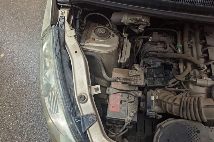 Used Wuling Rongguang V 2016 1.5L Practical Version Engine Bay Right