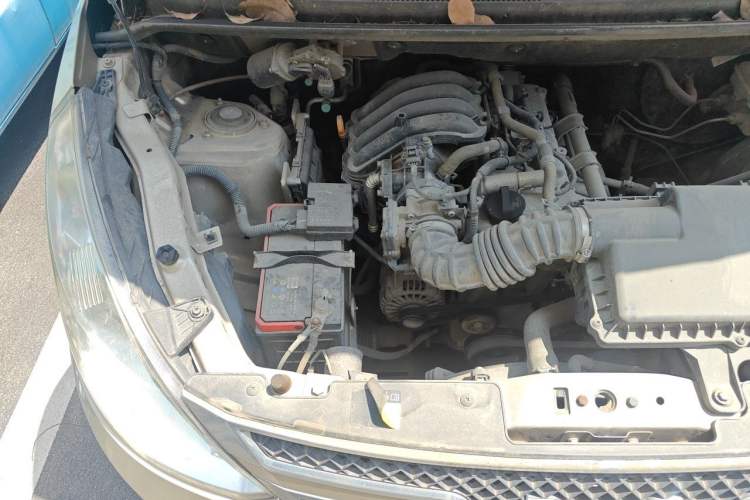 Used Wuling Rongguang V 2016 1.2L Standard Version Engine Bay Right