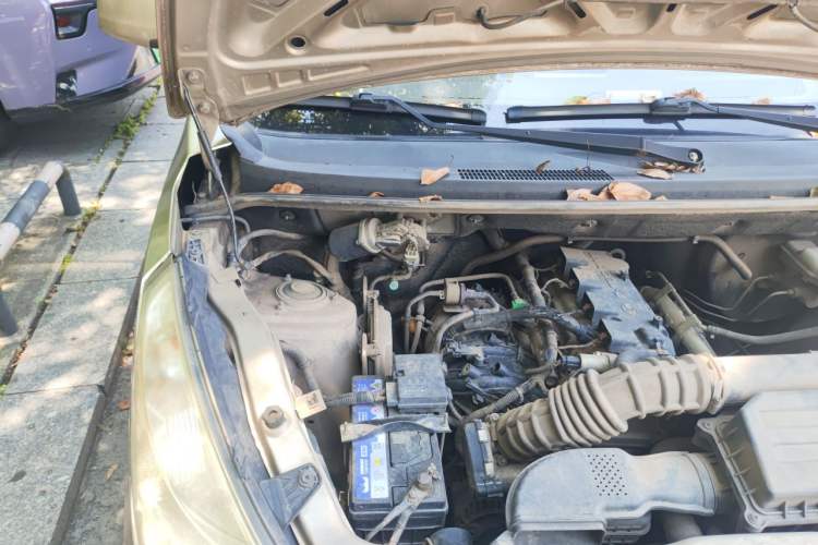Used Wuling Rongguang V 2016 1.5L Practical Version Non-Power-Assisted Engine Bay Right