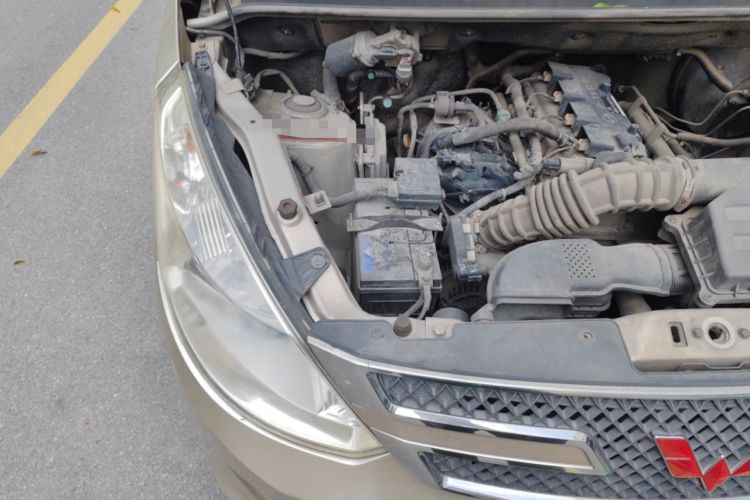 Used Wuling Rongguang V 2016 1.5L Standard Version Engine Bay Right