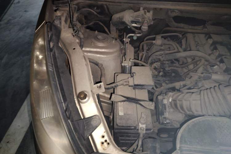 Used Wuling Rongguang V 2016 1.5L Standard Version Engine Bay Right