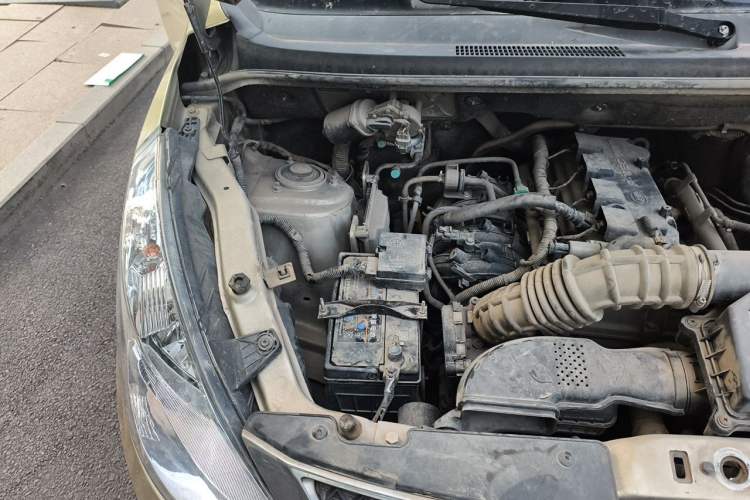 Used Wuling Rongguang V 2016 1.5L Standard Version Engine Bay Right