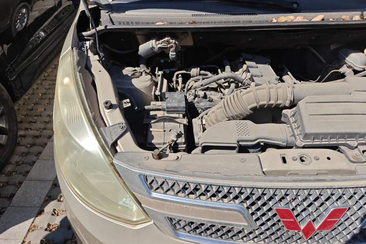 Used Wuling Rongguang V 2016 1.5L Standard Version Engine Bay Right