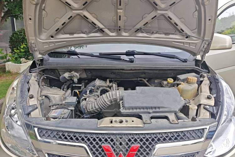 Used Wuling Rongguang V 2016 1.2L Standard Version Engine Bay