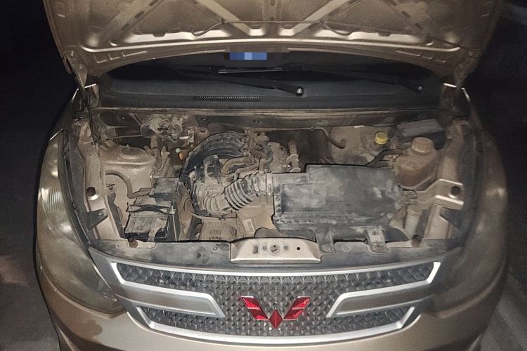 Used Wuling Rongguang V 2016 1.2L Practical Model Non-Power-Assisted Engine Bay
