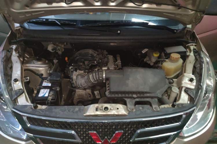 Used Wuling Rongguang V 2016 1.2L Practical Version Engine Bay