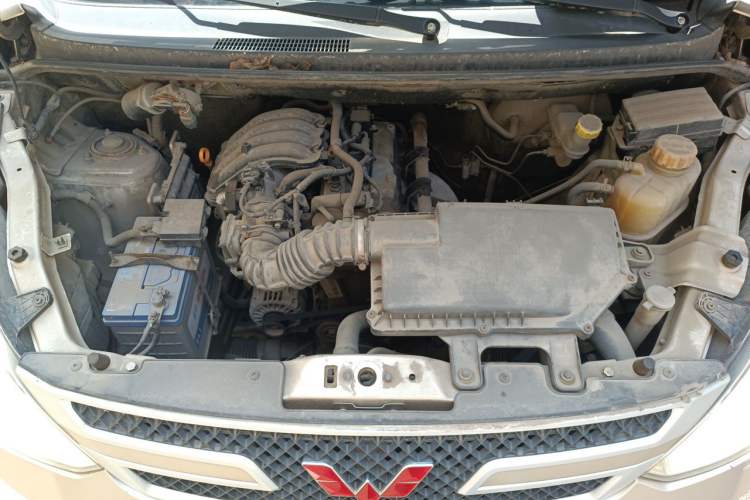 Used Wuling Rongguang V 2016 1.2L Practical Version Engine Bay