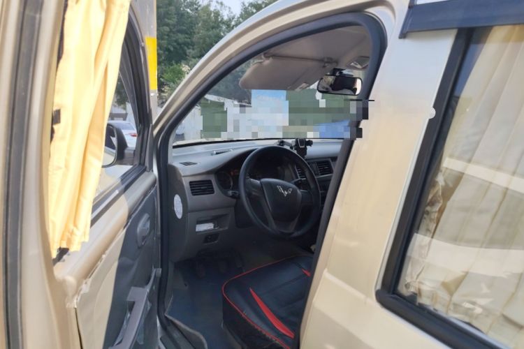 Used Wuling Rongguang V 2016 1.5L Practical Version Interior 3