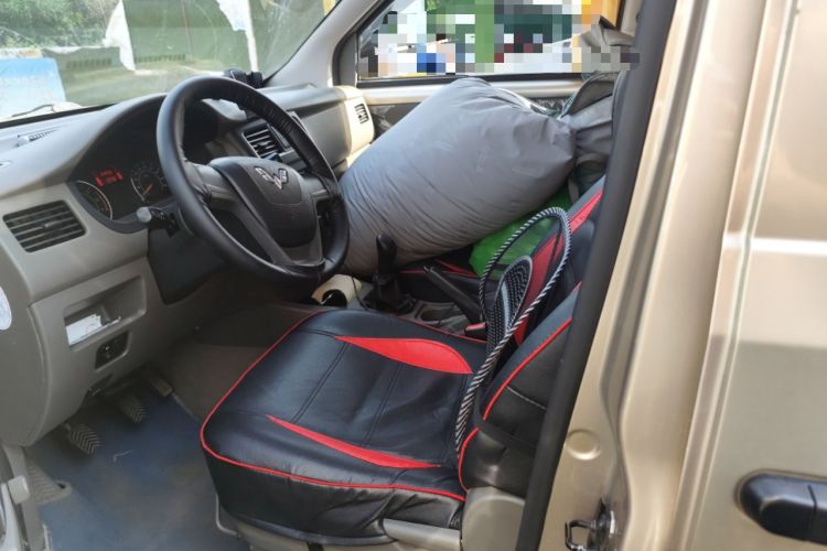 Used Wuling Rongguang V 2016 1.5L Practical Version Interior 4