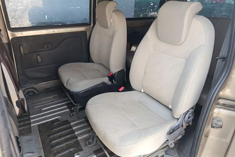 Used Wuling Rongguang V 2016 1.5L Practical Version Non-Power-Assisted Left Rear Seat