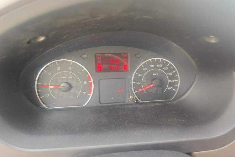 Used Wuling Rongguang V 2016 1.5L Practical Version Non-Power-Assisted Odometer Close Up