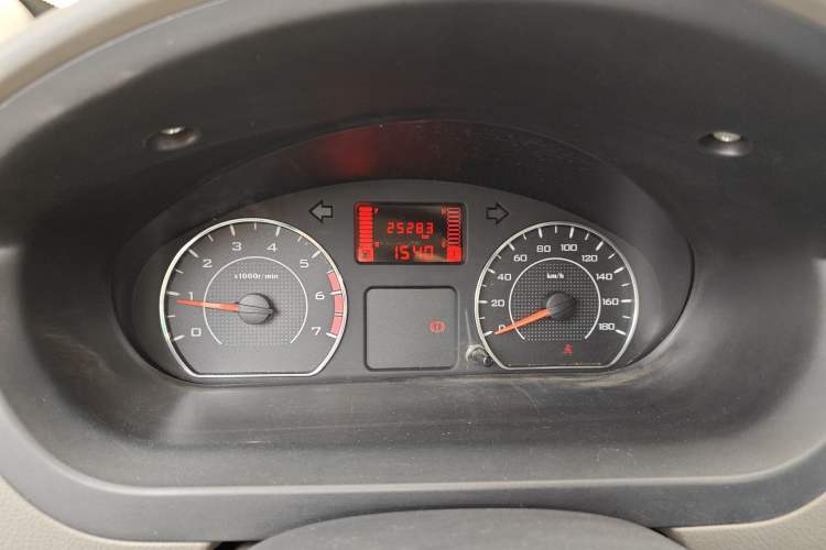 Used Wuling Rongguang V 2016 1.2L Practical Version Odometer Close Up