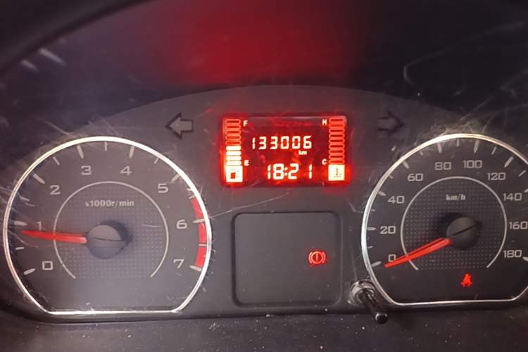 Used Wuling Rongguang V 2016 1.5L Practical Version Odometer Close Up