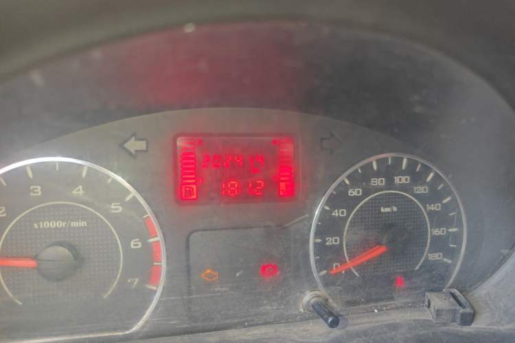 Used Wuling Rongguang V 2016 1.2L Practical Model Non-Power-Assisted Odometer Close Up