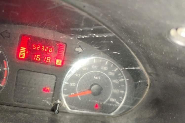 Used Wuling Rongguang V 2016 1.5L Practical Version Non-Power-Assisted Odometer Close Up