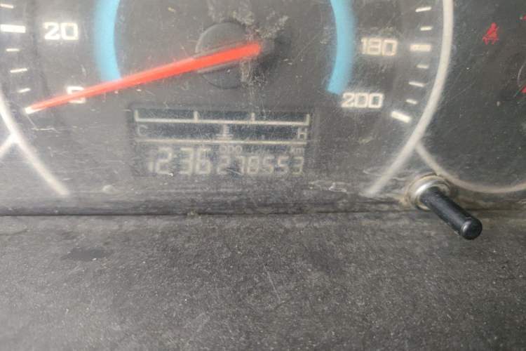 Used Wuling Rongguang V 2016 1.5L Practical Version Non-Power-Assisted Odometer Close Up