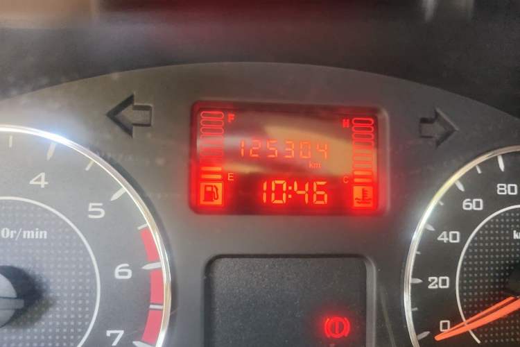 Used Wuling Rongguang V 2016 1.2L Practical Model Non-Power-Assisted Odometer Close Up
